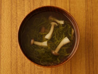 しめじとめかぶの清まし汁