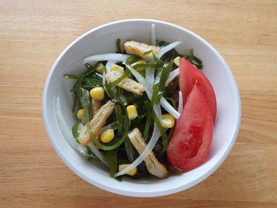 切り昆布と油揚げのぱりぱりサラダ
