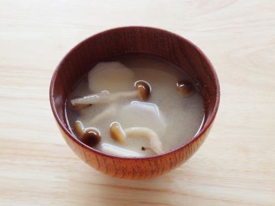 里いもとしめじのみそ汁