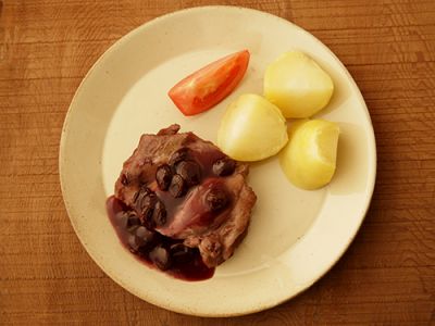 鶏肉とレーズンの赤ワイン煮