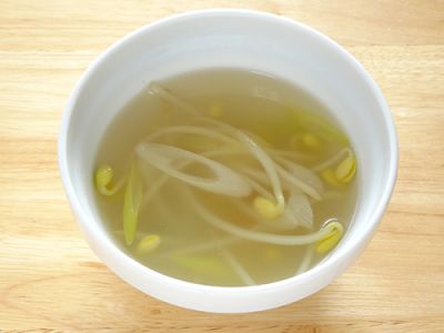 大豆もやしと長ねぎの中華スープ