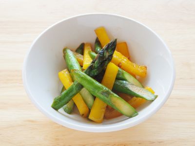アスパラガスと黄パプリカの炒め物