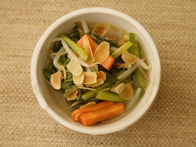 小松菜とにんじんのアーモンド炒め