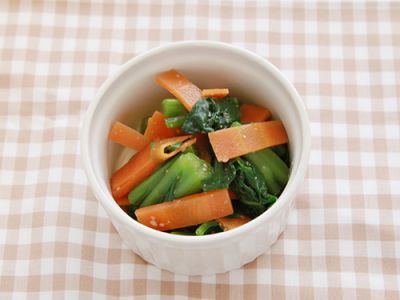モロヘイヤとにんじんのごま和え
