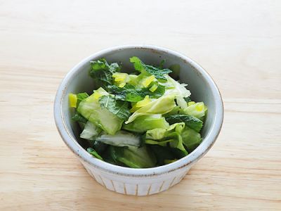 キャベツとたくあんの浅漬けサラダ