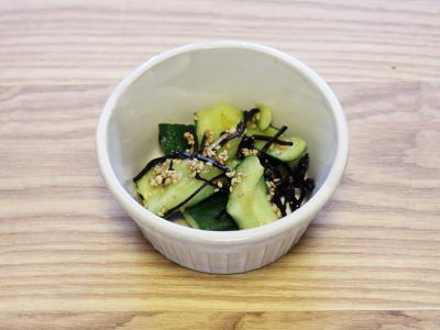 たたききゅうりの塩昆布和え