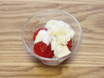 いちごの水切りヨーグルトがけ