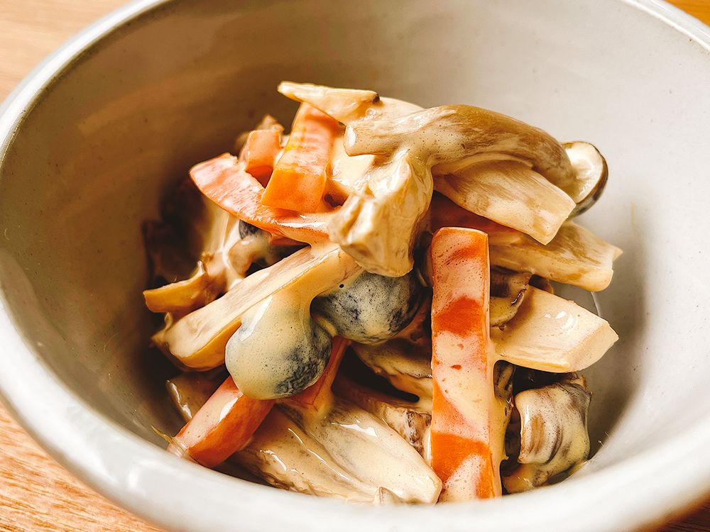 3種のきのことにんじんのごま風味サラダ