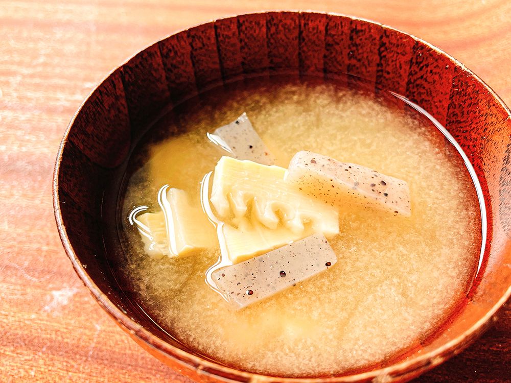 こんにゃくとたけのこのみそ汁