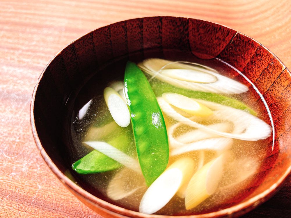 さやえんどうと長ねぎのみそ汁