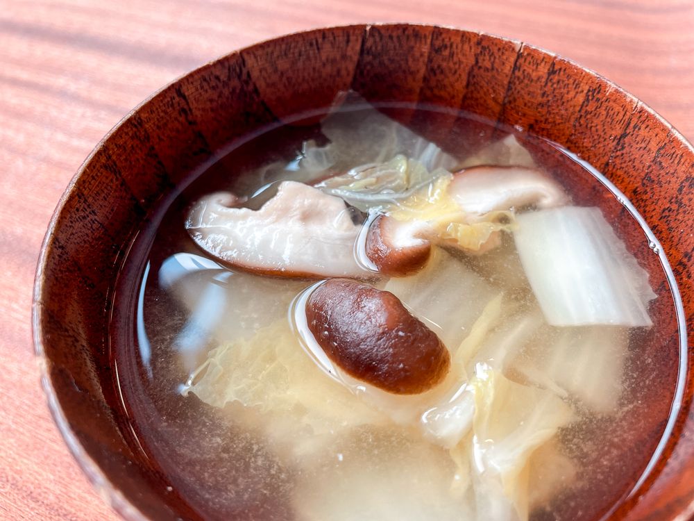 白菜としいたけのみそ汁