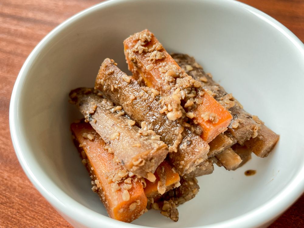 ごぼうとにんじんのごま煮