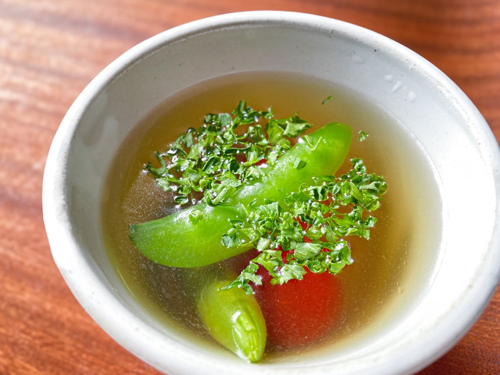 スナップえんどうとトマトのコンソメスープ