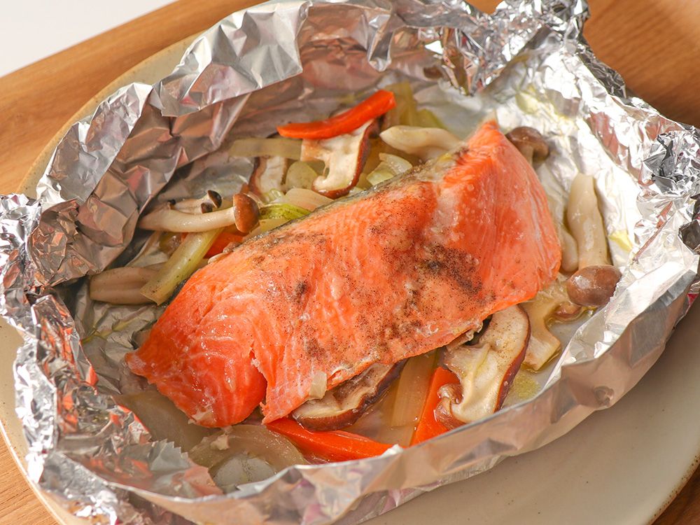 鮭ときのことセロリのホイル蒸し