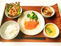 蒸し鶏のパプリカソースがけ定食