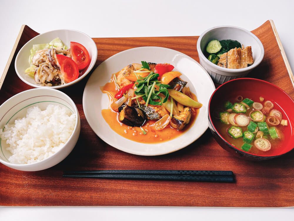 さわらのピリ辛甘酢あんかけ定食｜レシピ・料理｜タニタ社員食堂レシピ